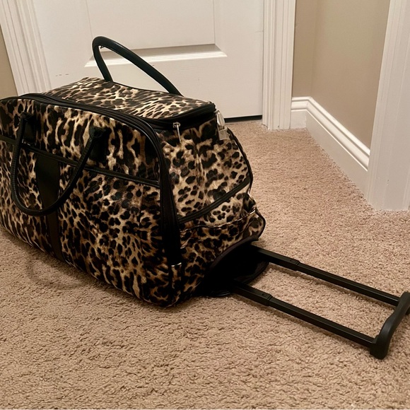 Stunning Leopard Luggage set, wheeled weekender bag, with 2 makeup bags, - Picture 4 of 8